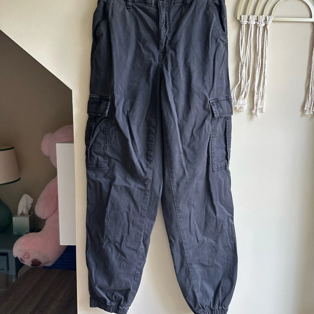 American Eagle Outfitters Charcoal Cropped Cargo Pants - Picture 6 of 10